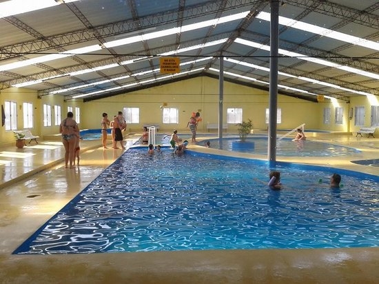 La localidad del sur de la Provincia que atrae por sus aguas termales, el vino y el ajo