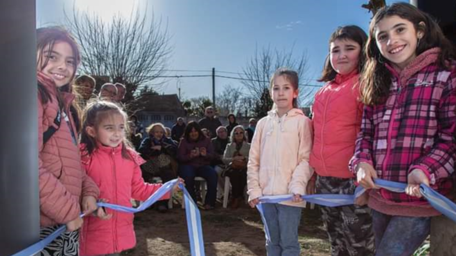 La alegría de un pueblo bonaerense de 600 habitantes que abrió su primera Biblioteca Popular