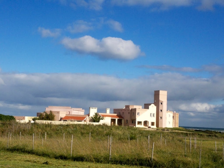 Cómo es Altamar, la misteriosa residencia de retiros espirituales del Opus Dei en Mar del Sud