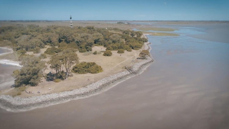 Conocé Punta Rasa, donde se unen el Río de La Plata con el Mar Argentino