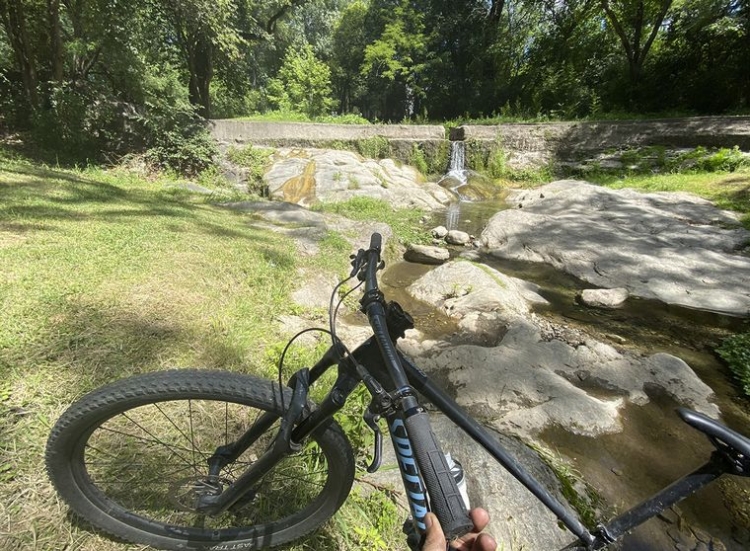 El instagramer de Lomas de Zamora que visita pueblos bonaerenses en bicicleta 