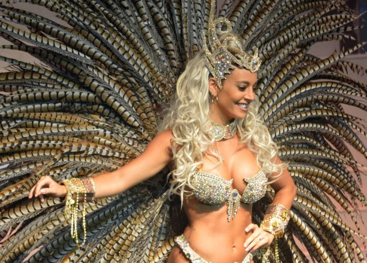 El “Carnaval del Sol” arrancó a pleno en Dolores con Sol Pérez como artista principal