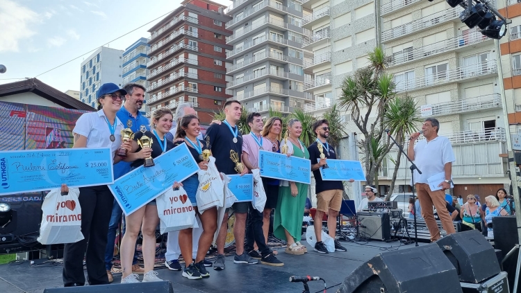 Cómo es la divertida Carrera de Mozos y Camareras que se realizó en Miramar