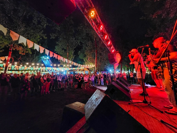 Se vive este fin de semana largo la Fiesta Aniversario de Santa Teresita con tres noches de música y baile