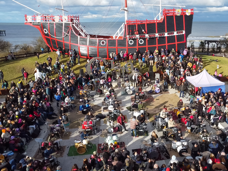 Los bateristas festejaron su día tocando todos juntos en Santa Teresita