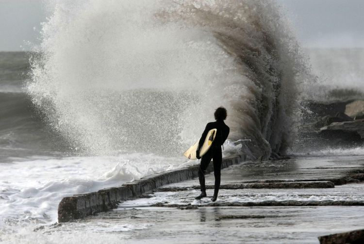 Fuerte crecida del mar y las grandes olas de hasta 4 metros que se esperan en Mar del Plata