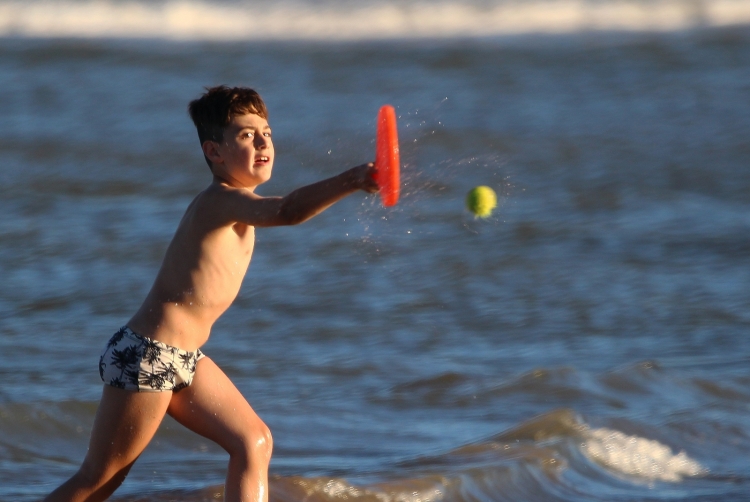 Se viene el verano y la Prefectura lanzó consejos para nadar y navegar en el mar