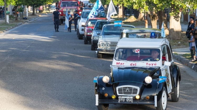 Mar del Tuyú vivió tres días de fiesta con música, baile y desfile institucional