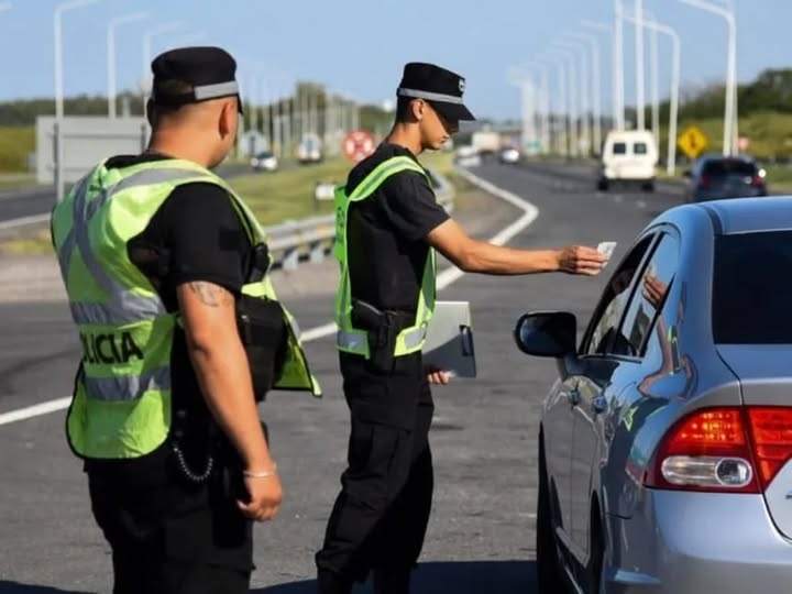 Los papeles que necesitás para manejar por las rutas en las vacaciones 2025