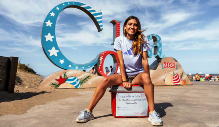 Es campeona nacional de taekwondo y vende ensaladas de frutas en la playa por un sueño olímpico