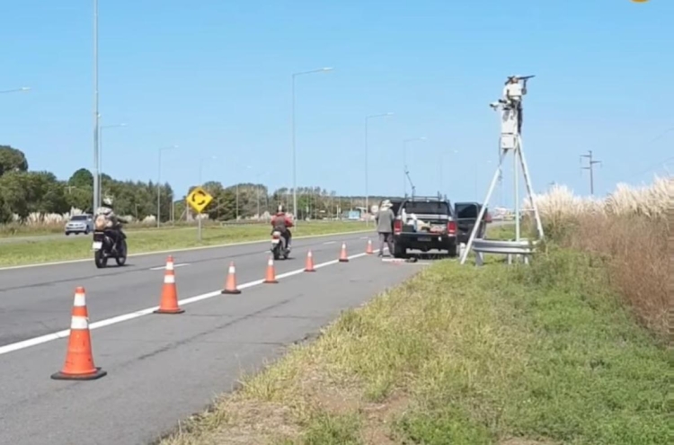 Vuelven a instalar el radar sobre la Ruta 11 a metros del acceso a San Bernardo