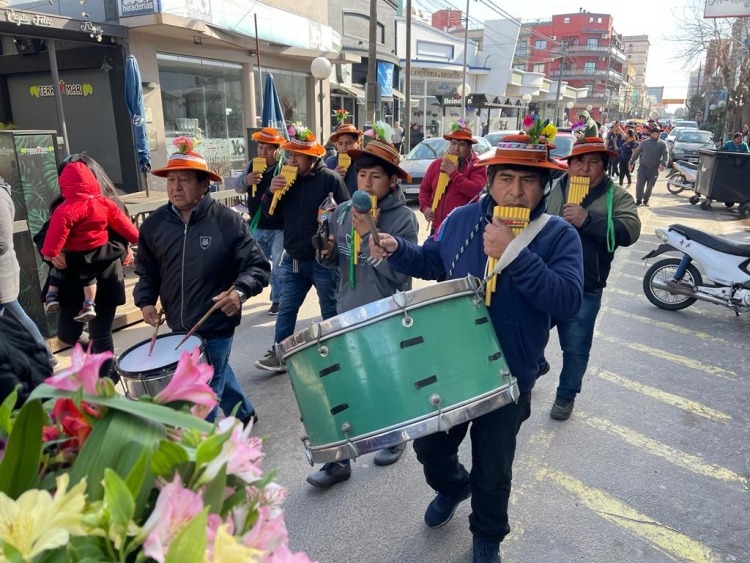 Integración cultural: la comunidad boliviana celebró el Día de la Virgen de Urkupiña con una procesión por Mar de Ajó