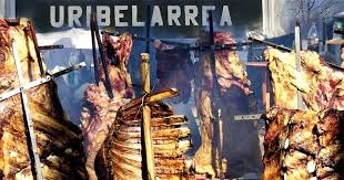 Uribelarrea: el pueblo a una hora de CABA, famoso por su asado a la leña y naturaleza