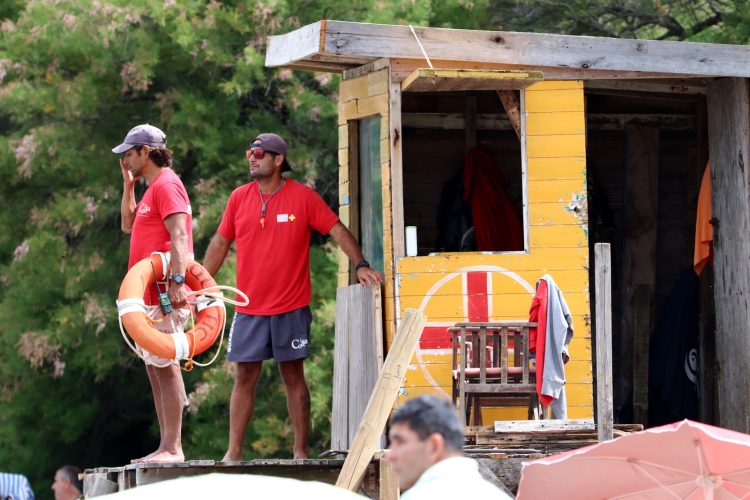 Qué significa cada bandera en la playa y los cuidados a tener en cuenta en el mar