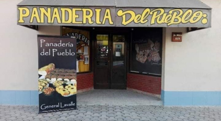 La historia de la Panadería del Pueblo de General Lavalle, famosa por sus tortitas negras